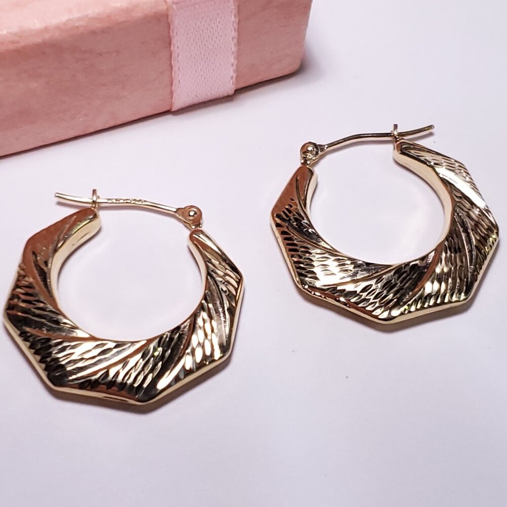 Estate 7/8" diameter Beautiful etched Swirl 14Kt Yellow/Gold hoop Earrings#22563